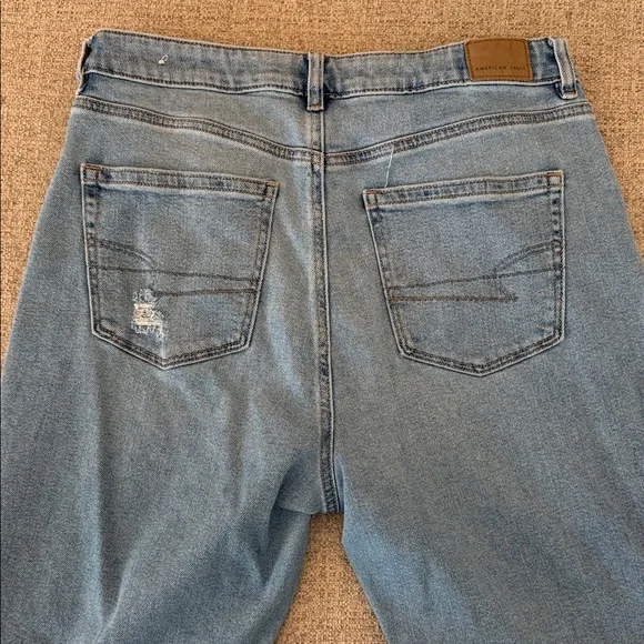 American Eagle Outfitters Light Wash Mom Jean - Picture 5 of 6